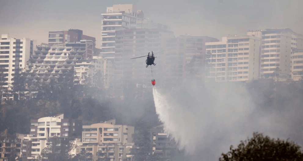 Helicopter putting out wildfire in Ecuador